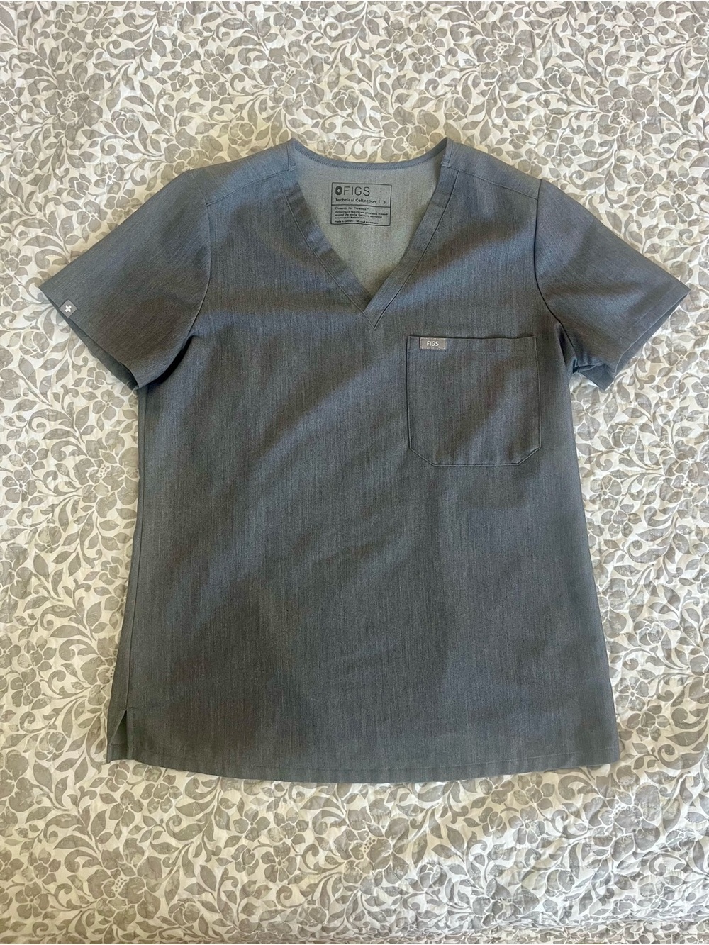 FIGS Women’s Catarina One Pocket Scrub Top in Graphite Size Small